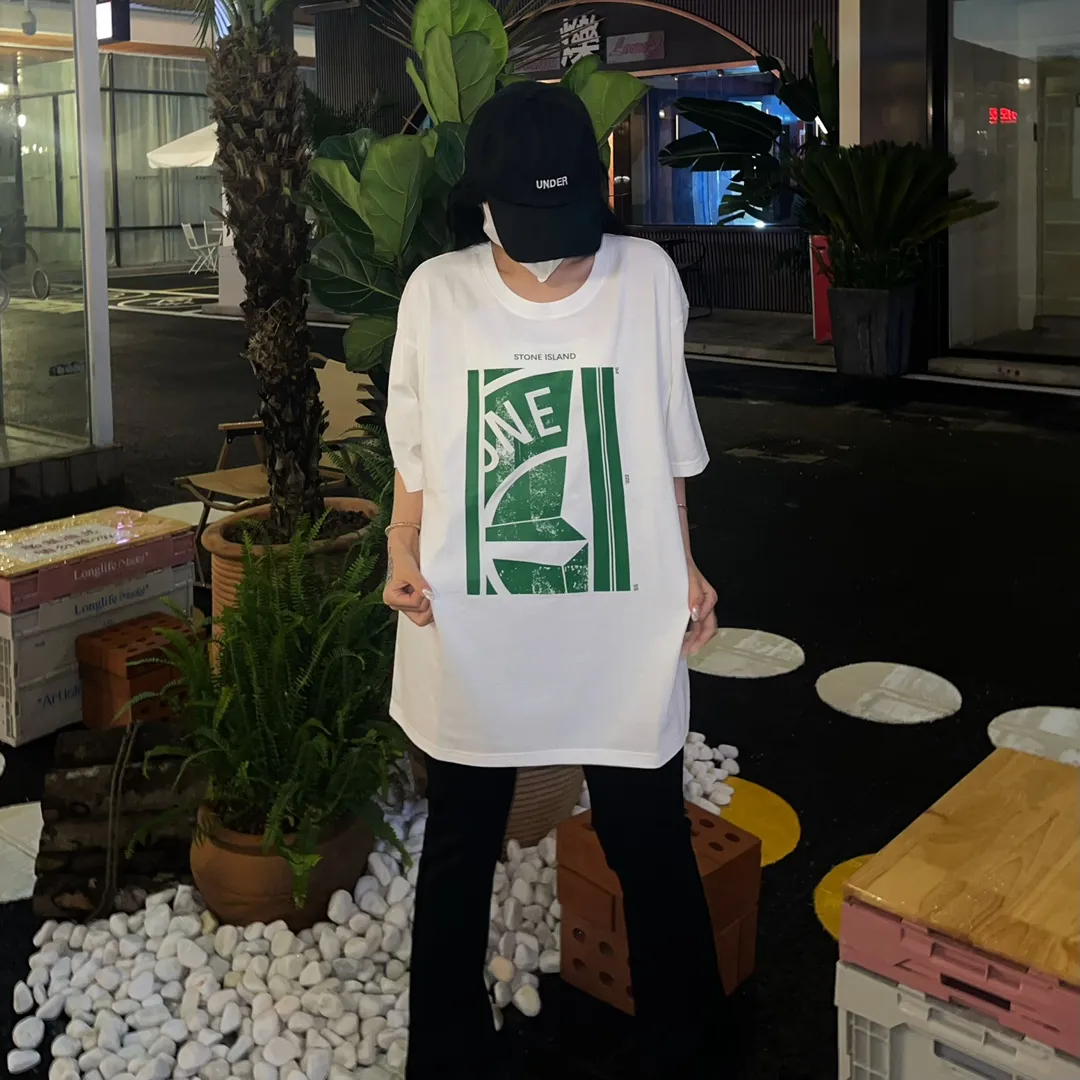 W627#P110💰 [Stone lsland/Stone Island summer new short-sleeved T-shirt with broken printed pattern on the chest] ⚠ ️[Original creation, high control of details] - Made of 260 grams of combed cotton, 32-count double yarn, soft and comfortable to the touch, sweat-absorbent and breathable. - Simple basic and versatile style, original quality, the first choice for couples. - Made in a large factory, four needles and five threads on the shoulder, neatly arranged, high quality workmanship. - Same style for men and women. Very versatile, one piece for everyone, details are clearly visible. Color: Black White Size: M L